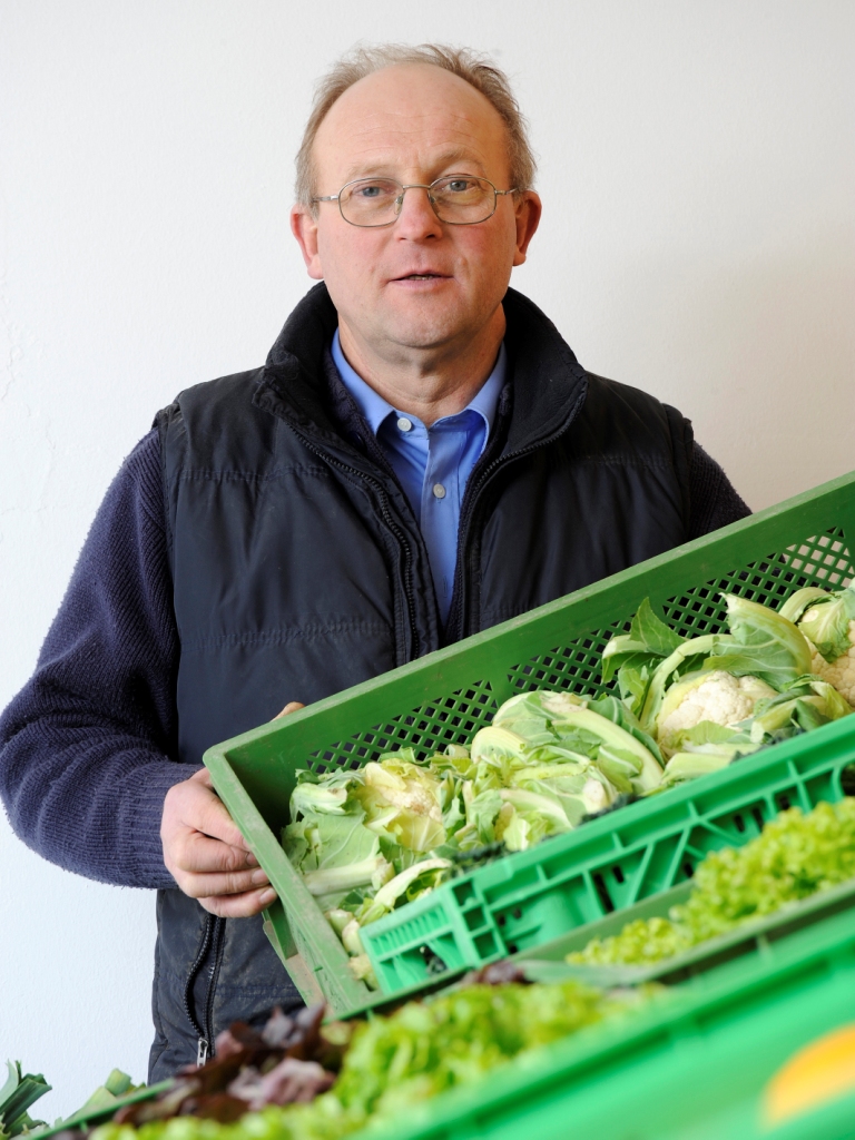 Erich Gahr mit Gemüsekiste