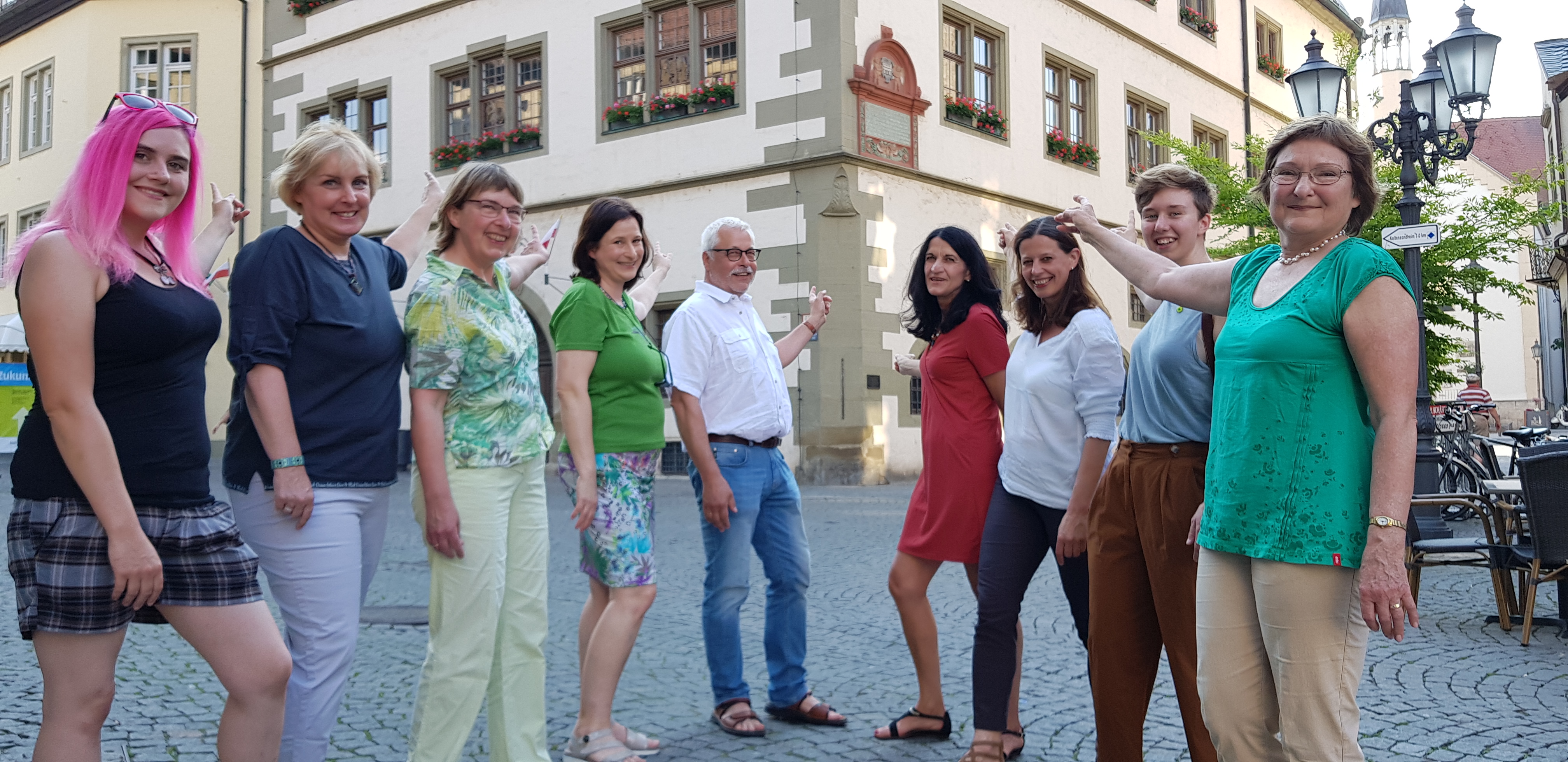 GRÜNE vor dem Rathaus: v.lk.s.: Anne-Lea Beckenbauer, Stefanie Schumacher, Gisela Kramer-Grünwald, Eva Trapp, Klaus Sanzenbacher, Andrea Schmidt, Angela Hufnagel, Isabella Burger, Christa Büttner.