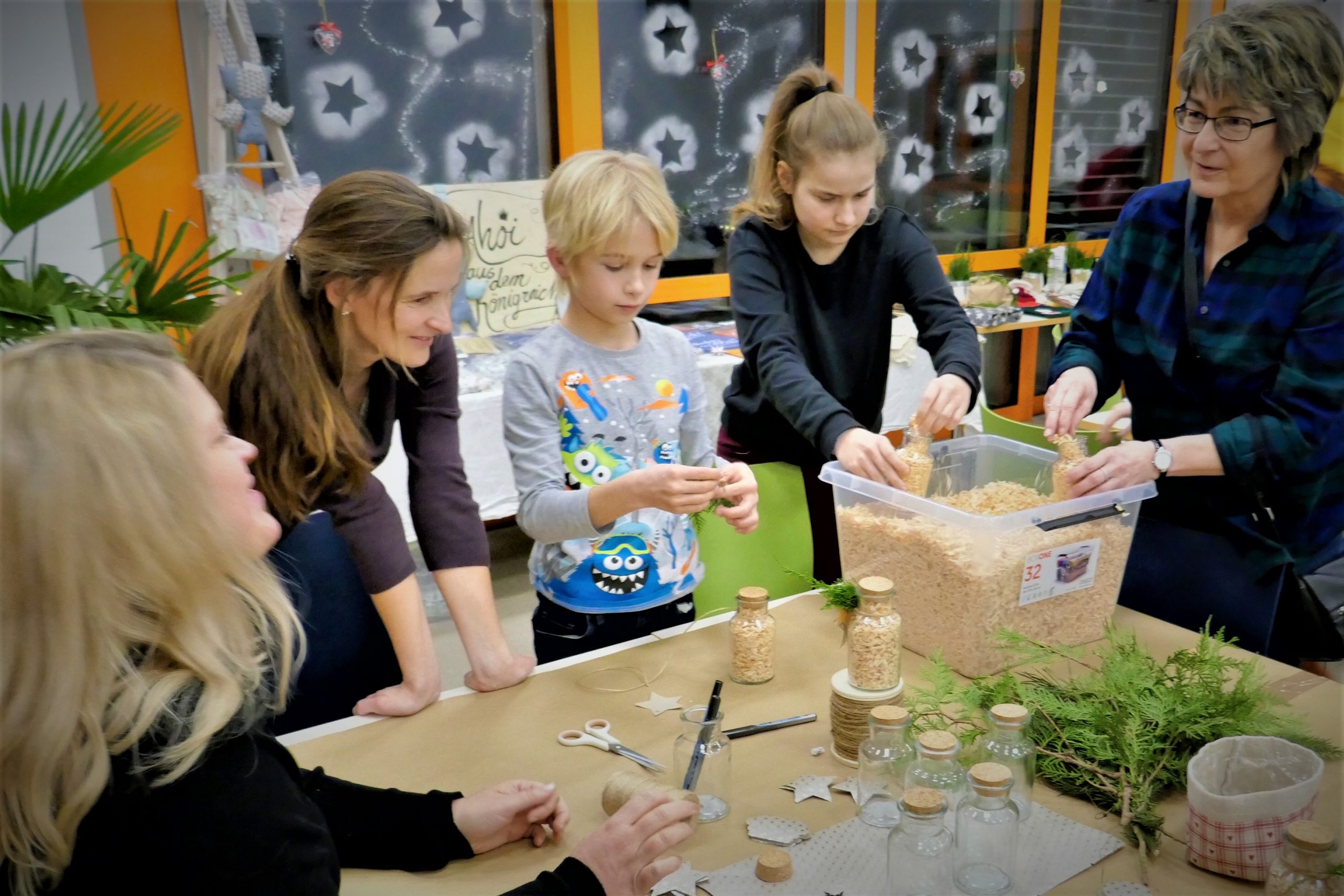 Workshop Grüne Weihnachten - Teilnehmer beim Basteln