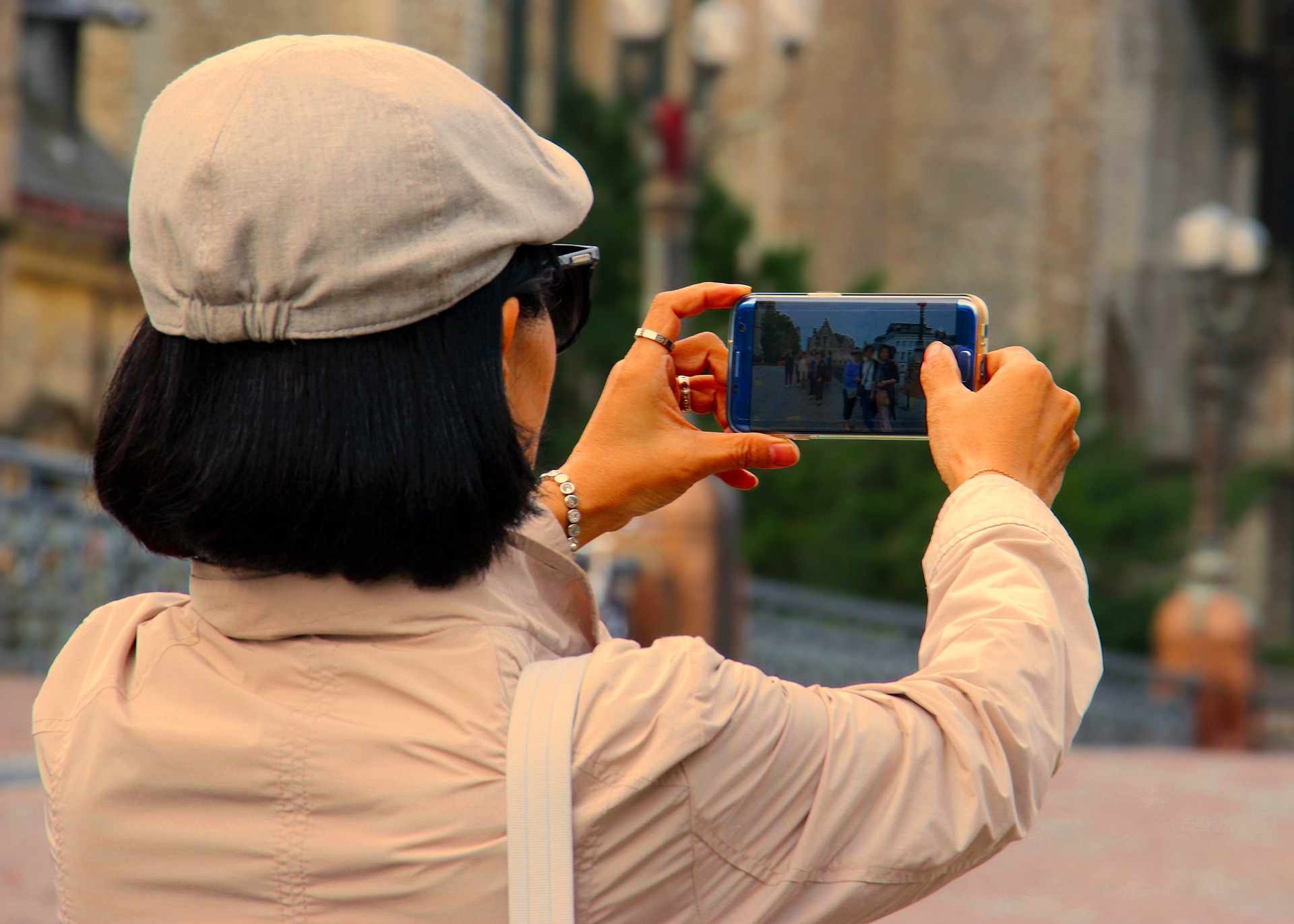 Touristin mit Smartphone