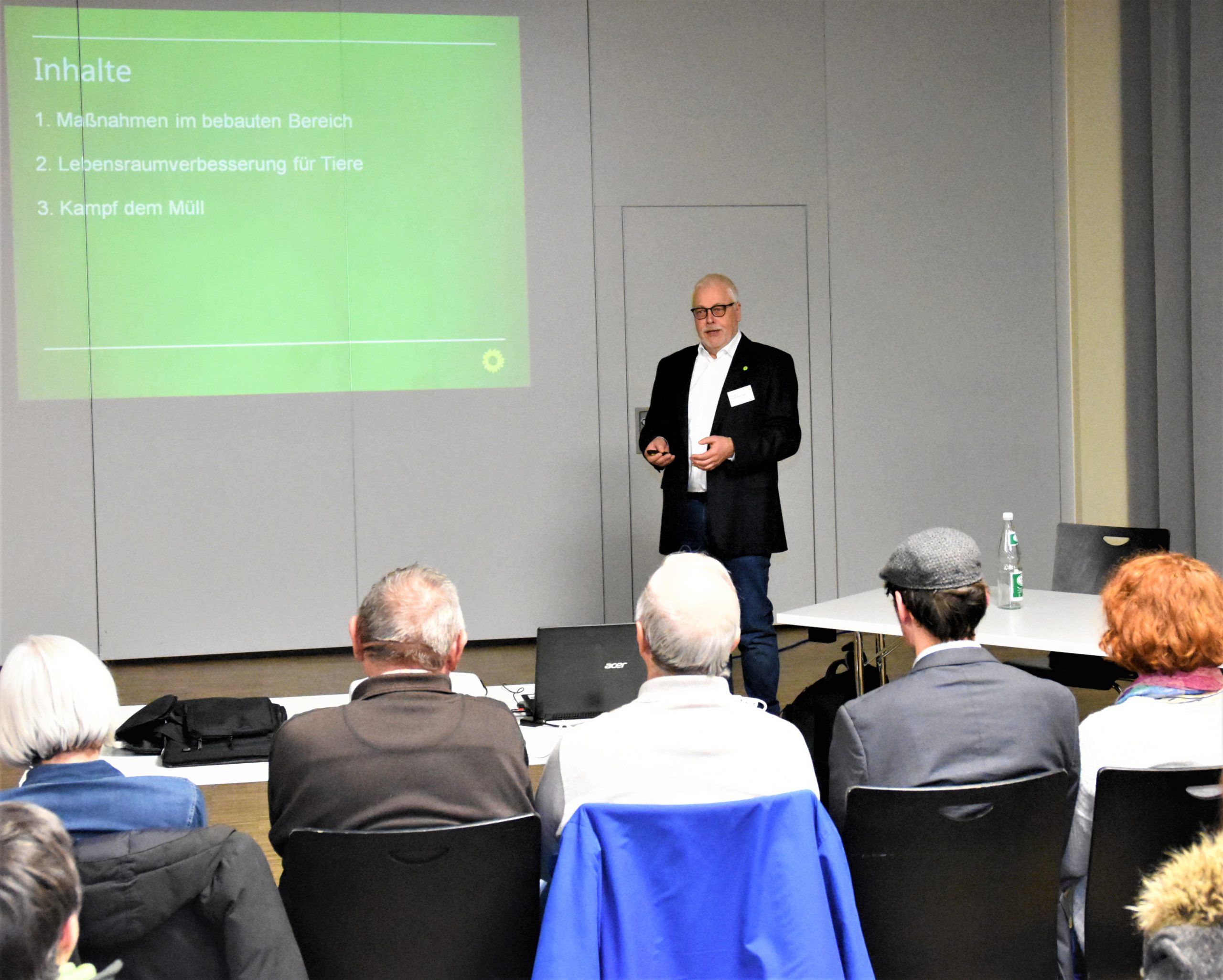 Klaus Sanzenbacher beim Vortrag im Stadtteilzentrum