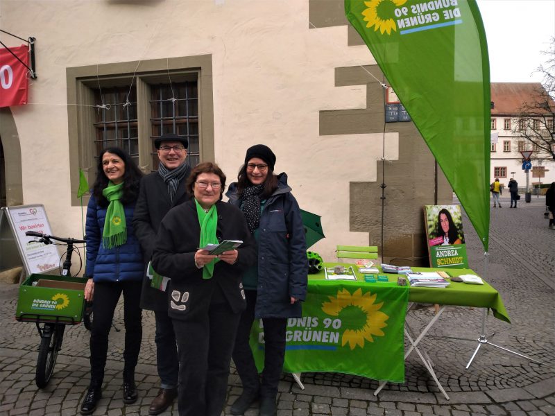 Andrea Schmidt, Artie Gutschera, Christa Büttner und Eva Trapp am Infostand Kitzinger Marktplatz