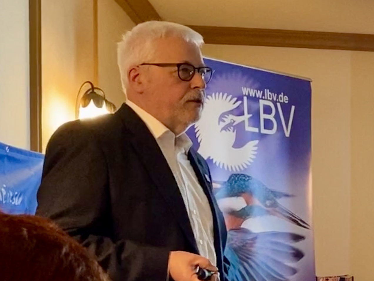 Klaus Sanzenbacher vor LBV-Banner