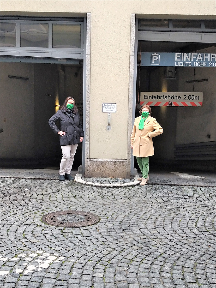 Eva Trapp und Christa Büttner vor der Einfahrt Tiefgarage Herrnstraße