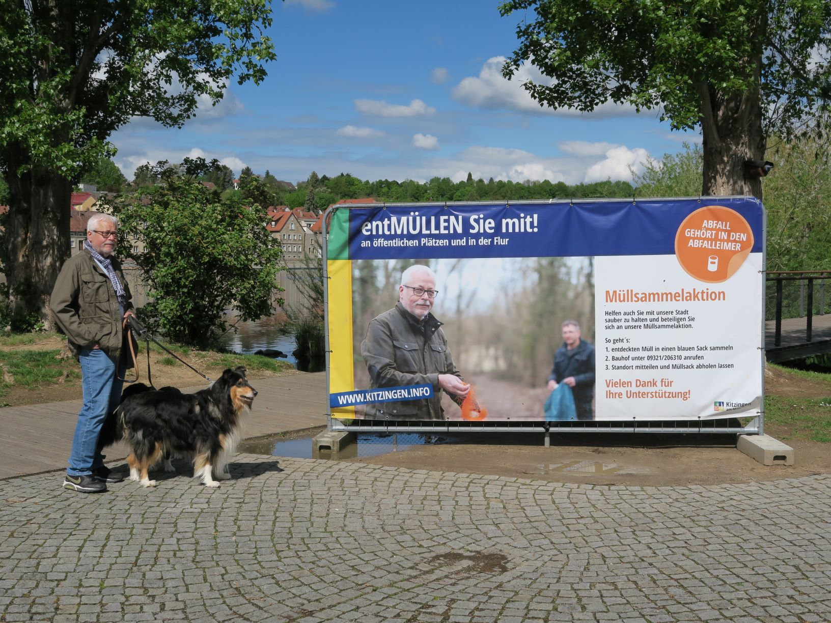 Stadtrat Klaus Sanzenbacher vor Plakat der Entmüllungsaktion