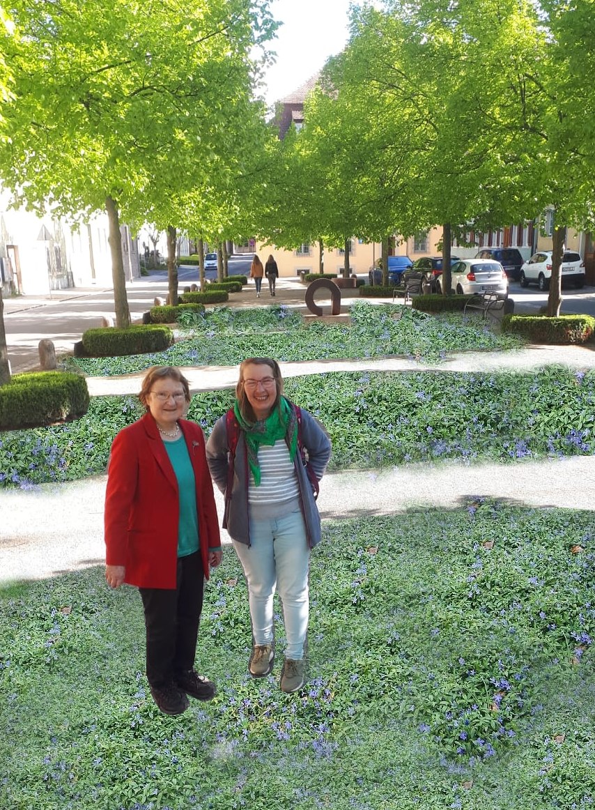 Fotomontage: GRÜNE Stadträtinnen Christa Büttner und Gisela Kramer-Grünwald auf begrüntem Landwehrplatz