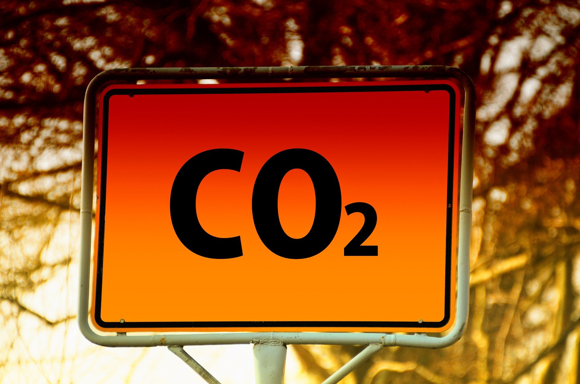Fiktives Straßenschild "CO2" (in rot-orange)