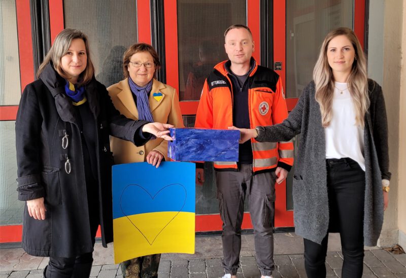 Übergabe des Spendentopfes: v.lks. Grünen-Sprecherin Eva Trapp, Kreis- u. Stadträtin Christa Büttner, stv. BRK-Geschäftsführer Sven Appold und Abteilungsleiterin Service-Dienste Isabella Tregel.