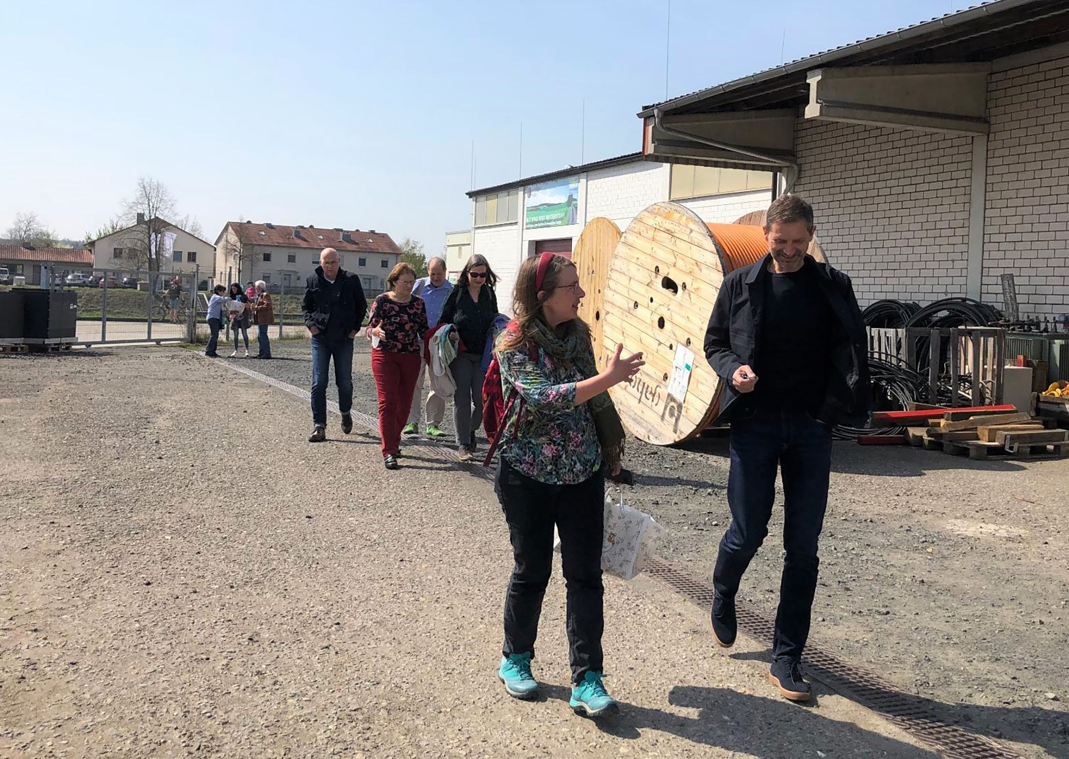 Kitzinger Grüne besichtigen die Stadtwerke Hassfurth. Im Vordergrund Gisela Kramer-Grünwald im Gespräch mit Stadtwerk-Geschäftsführer Norbert Zösch; dahinter Artie Gutschera, Christa Büttner, Victor Trapp, Eva Trapp; im Hintergrund Ute Sanzenbacher, Andrea Schmidt, Klaus Sanzenbacher