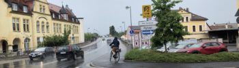 Kein Platz für eine Extra-Trasse: Radfahrer müssen sich schon heute an der Mainbrücke den Gehweg mit den Fußgängern teilen