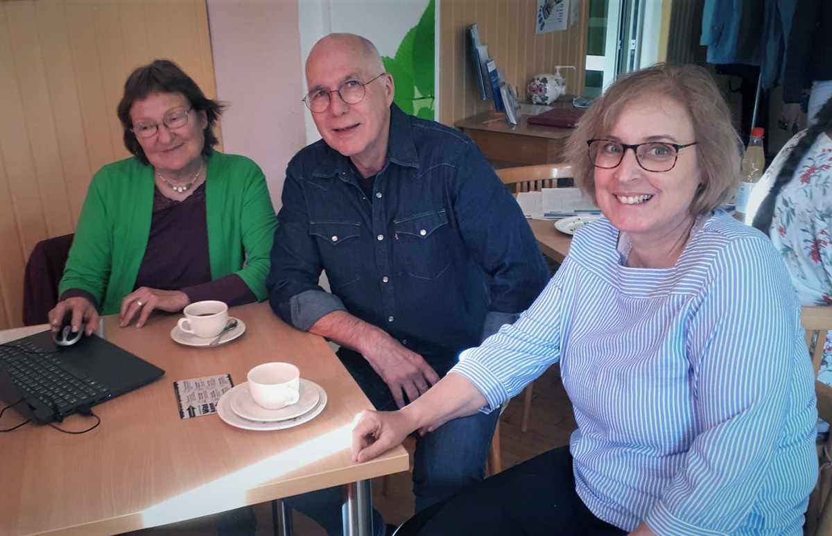 Beim Messen des ökologischen Fußabdrucks. v.lks. Christa Büttner, Artie Gutschera, Stefanie Schumacher