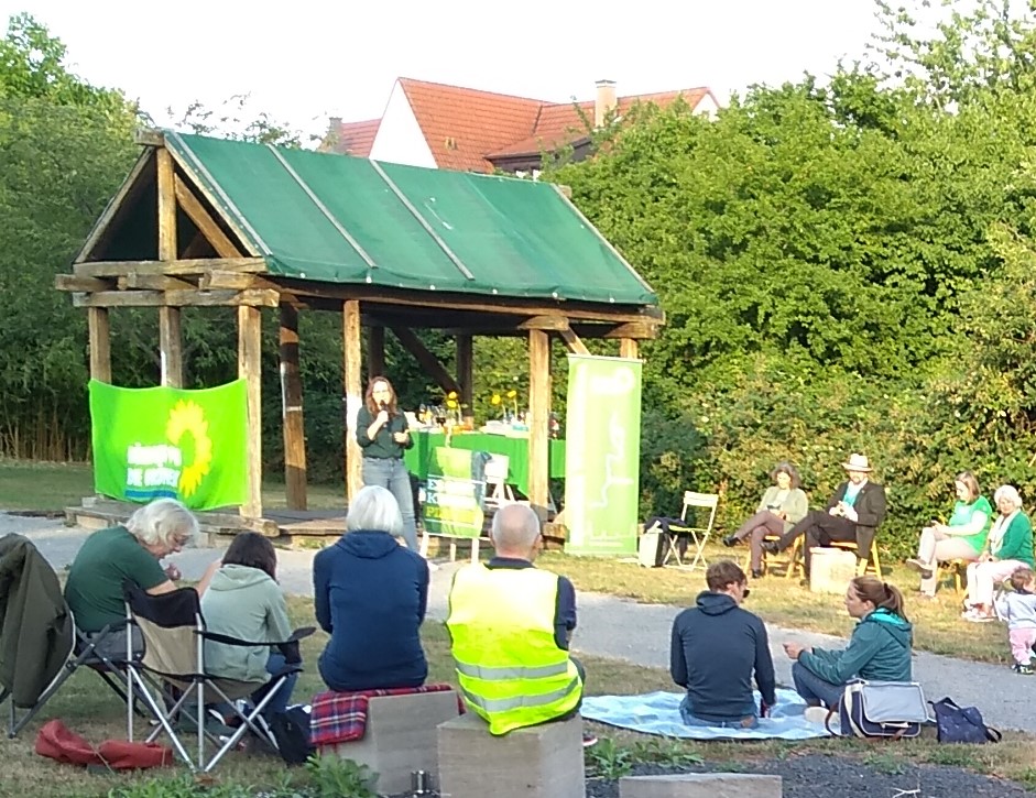 Beim Mitbring-Picknick gab es einen Austausch zur Energiewende mit MdB Lisa Badum, MdL Patrick Friedl und MdL Kerstin Celina (v.lks.). Daneben Kreisvorsitzende Eva Trapp und Kreisrätin Regina Hetterich