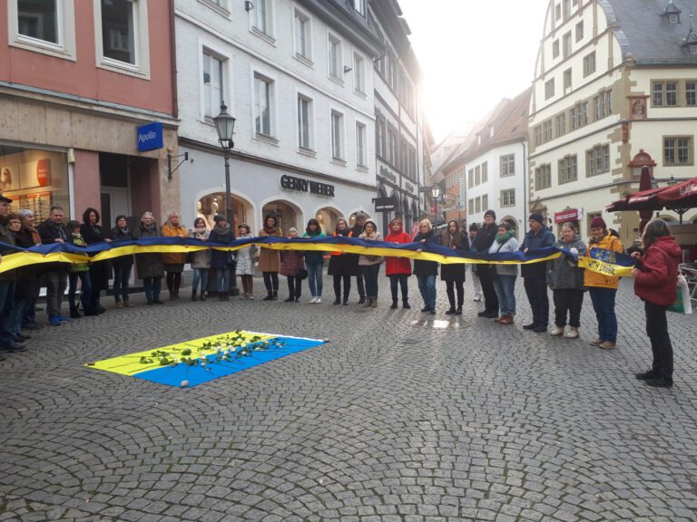 Ukraine-Krieg: Grüne luden ein zur Mahnwache auf dem Rathausplatz