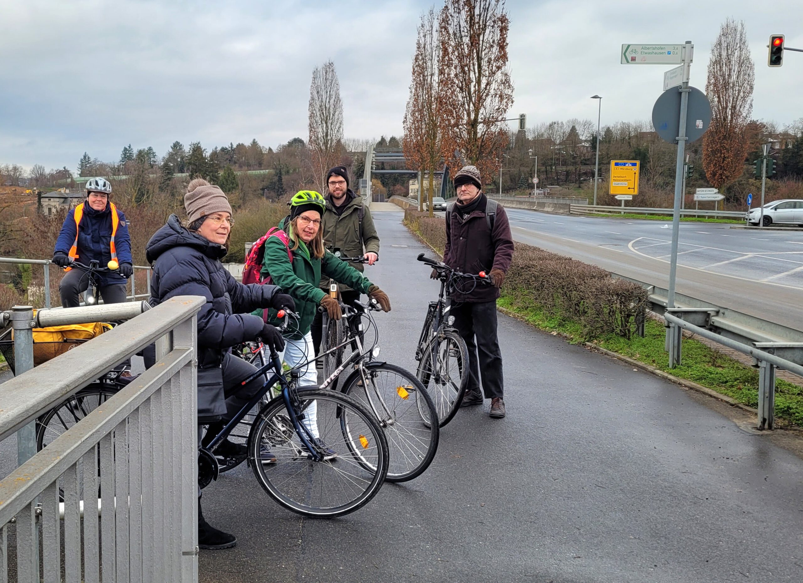 VCD und Grüne an einer Einmündung, die auf den kombinierten Rad- und Fußweg entlang der Nordtangente führt; im Hintergrund die Nordbrücke. V.lks.: Lothar Pfeuffer, Marita Schwab, Dr. Gisela Kramer-Grünwald, Niklas Keilholz, Julian Glienke