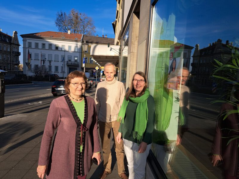 Christa Büttner, Dieter Karg, Gisela Kramer-Grünwald vor dem Veranstaltungsraum