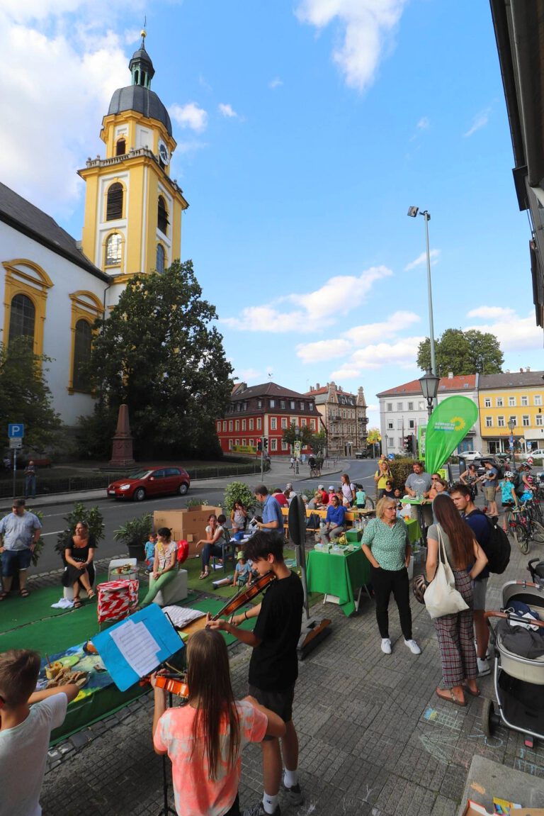 Fröhliche Kinder erweckten Parkflächen zum Leben