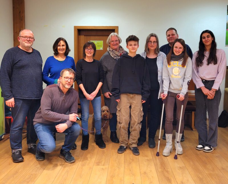 Foto (Stefanie Schumacher): Teilnehmer*innen des ersten Vernetzungstreffens von „Gemeinsam für Demokratie“, v.lks.: Hanjo von Wietersheim, Jens Pauluhn (knieend), Ingrid von Wietersheim, Martina Schuh, Pudel Abu, Astrid Glos, Juno Kraus, Eva Trapp, Michael Zink, Sabrina Stemplowski, Melisa Kasikcioglu. Nicht auf dem Bild: Bastian Fleck, Manfred Paul, Jutta Reck.