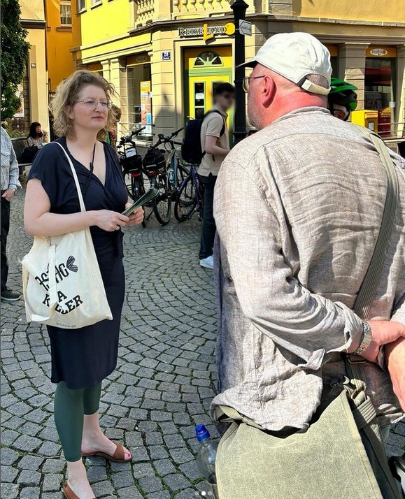 Andie Wörle beim Straßenwahlkampf in Kitzingen