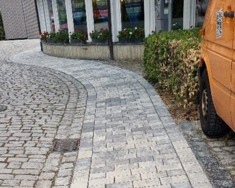 Schaffung eines barrierefreien Gehweges in der Fußgängerzone