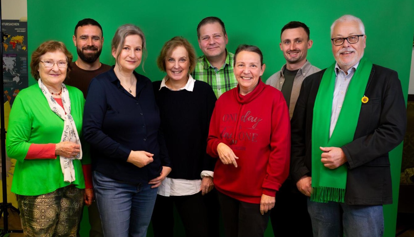 Foto (c) Ellen Kimmel): Unser TOP 8 für die Kommunwalwahl 2026: v.lks: Christa Büttner (PLatz 7), Abdulaziz Izddin (Platz 8), Eva Trapp (Platz 3), Stefane Schumacher (Platz 5), Michael Zink (Platz 4), Jutta Reck (Platz 1), Andreas Burbach (Platz 6) und Klaus Sanzenbacher (Platz 2)